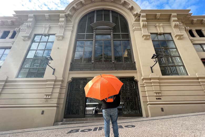 Na entrada do Mercado do Bolhão 