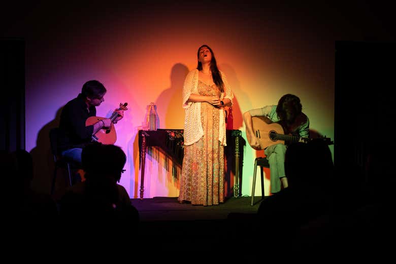 Interpretação de música tradicional portuguesa no Fado Na Baixa