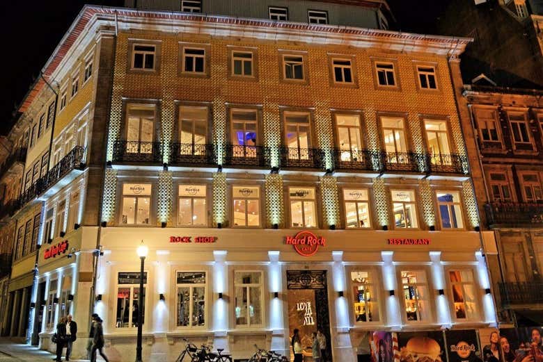 Fachada iluminada do Hard Rock Cafe Porto 