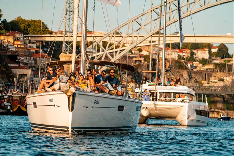 Navegando de catamarã pelo rio Douro ao entardecer