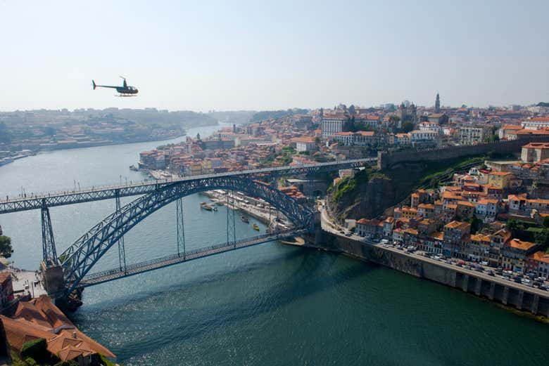 Sobrevoaremos a ponte de Dom Luís I de helicóptero