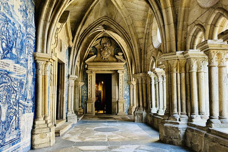 Um dos corredores do claustro da catedral