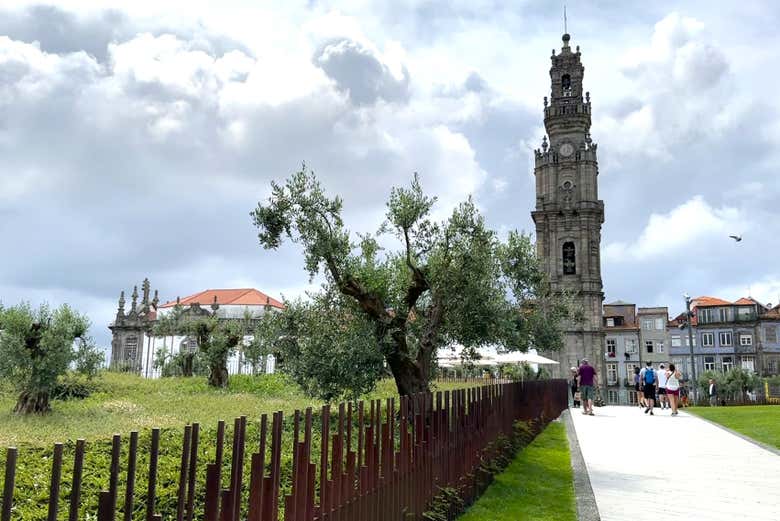 Admiraremos por fora a Torre dos Clérigos