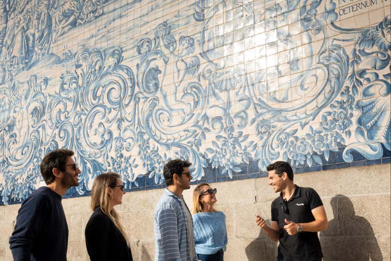 Contemplando os azulejos da estação de São Bento