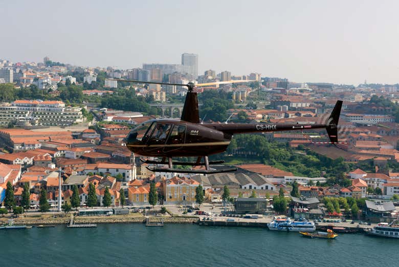 Você verá do ar o curso do rio Douro à sua passagem pelo Porto